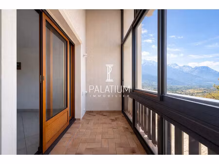 appartement avec loggia et vue imprenable sur les montagnes