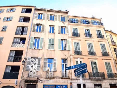 t2 haute ville - petit immeuble ancien