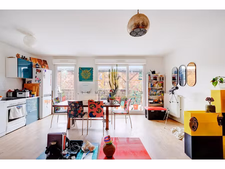 porte de paris / parking / traversant / metro / 3 pieces /