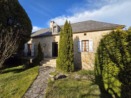 maison en pierres (env 135m2) élevée sur cave - avec un jard