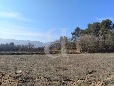 terrain situé entre village et campagne à oppède
