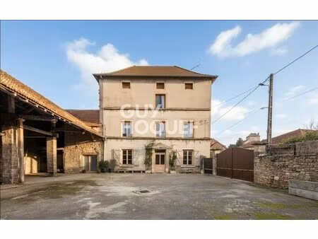 propriété en pierre avec dépendances et jardin