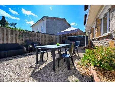 appartement avec cour et stationnement privatif en campagne