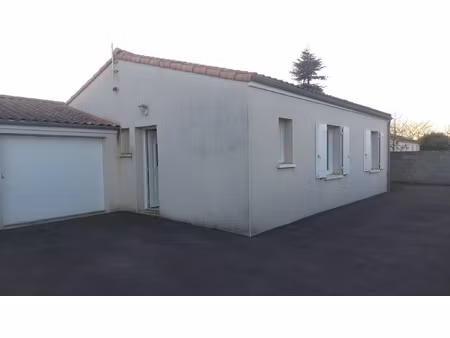 saint rémy  libre le 15 avril. pavillon