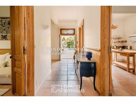 l'art de vivre en occitanie : demeure de maître et son volume spectaculaire