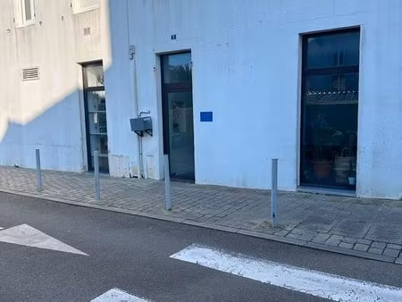 à louer local commercial au centre de la station balnéaire morgat - 50m2 plus cave 40m2 - 