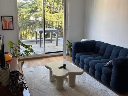 appartement meublé lumineux avec terrasse et parking