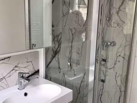 beau f2 26m2 canal st martin en très bon état