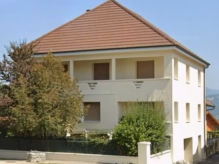 rez de chaussée avec jardin privatif dans maison de village