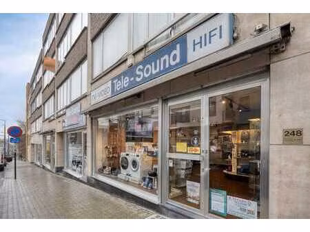 espace commercial avec une visibilité maximale à neder-over-