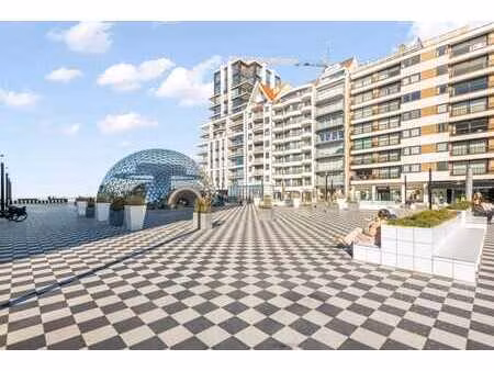 garage fermée spacieuse et très bien située avec borne de r