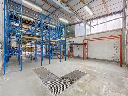 spacieux entrepot avec bureaux