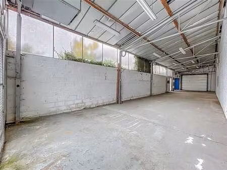 spacieux entrepot  excellente visibilite