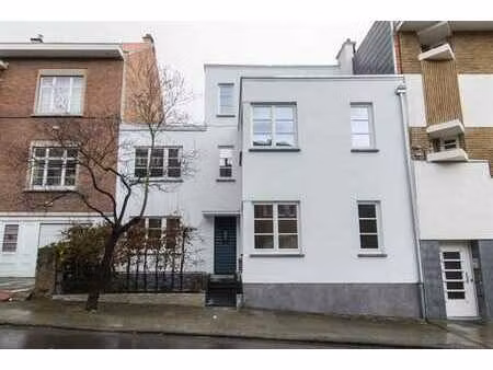 dans une rue calme à proximité de la place keym