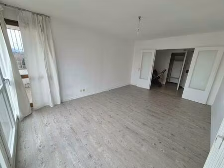 t2 avec 2 balcons et parking  vue dégagée. eau + chauffage inclu