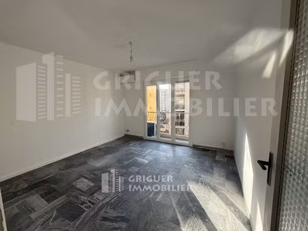 location studio nice gorbella dernier étage