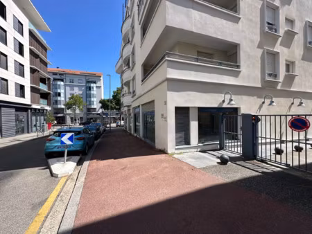local professionnel à louer bron 6 pièce(s) 176m2 3 000€/mois ht/hc