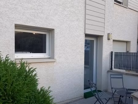 exclusivement contrat etudiant(e)loue studio meublé cosy état neuf 23m2+terrasse .25320 gr