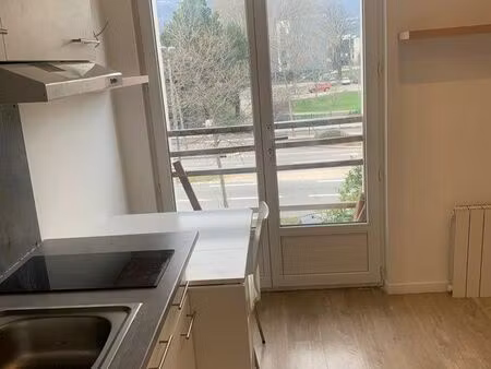 studio neuf dans maison de ville