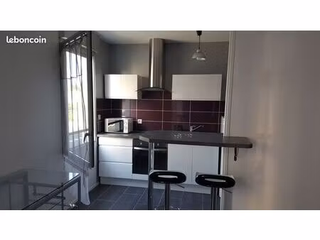 f1avec balcon dans résidense securisée