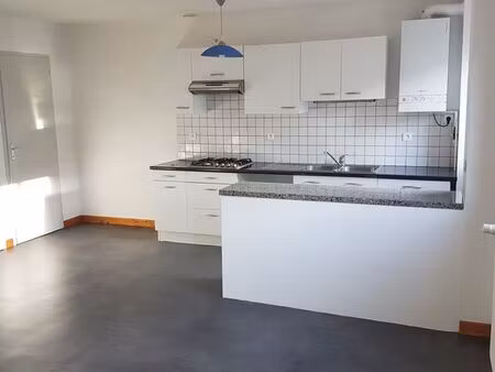 loue joli f2 de plein pied en parfait état