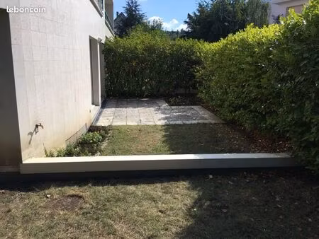 f2 avec terrasse et jardinet