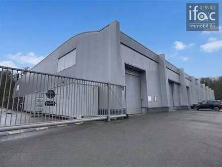 entrepôt spacieux avec espace de bureau aménagé