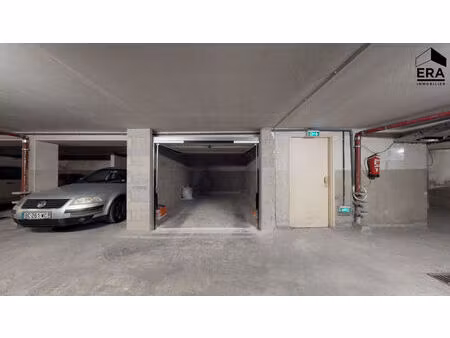 nice - fleurs : un beau garage facile d'accès.