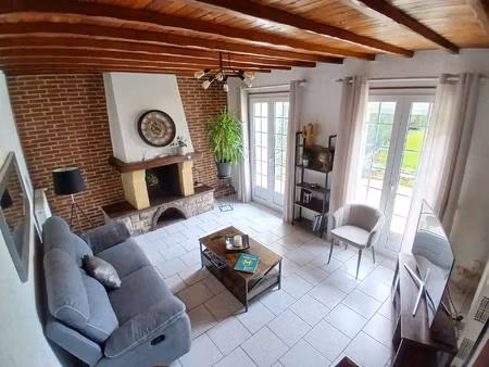une maison de charme  au calme  avec garage et jardin  offrant un vrai potentiel d'evoluti