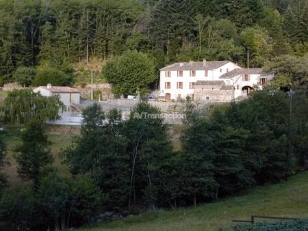 propriété avec plusieurs maisons sur 3 7 hectares