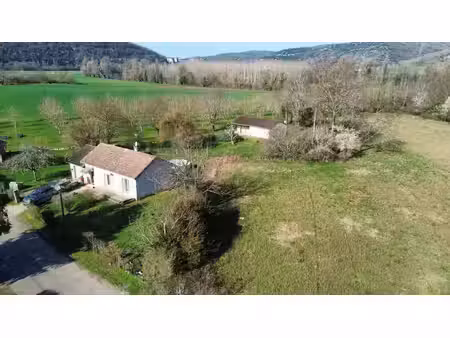 dans la vallée  au pied de calvignac de plain pied