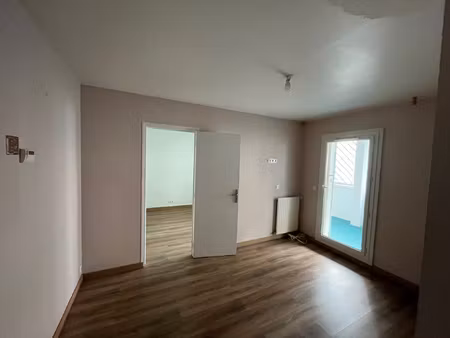 a vendre: charmant 2 pièces avec terrasse- proche métro lig