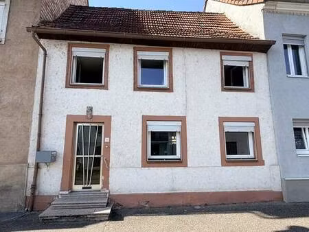 maison de 83 17 m² habitables sur 2 niveaux avec un petit jardin