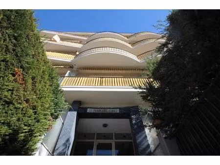 nice cimiez résidentiel  terrasse circulaire  belle vue dégagée  possibilité parking