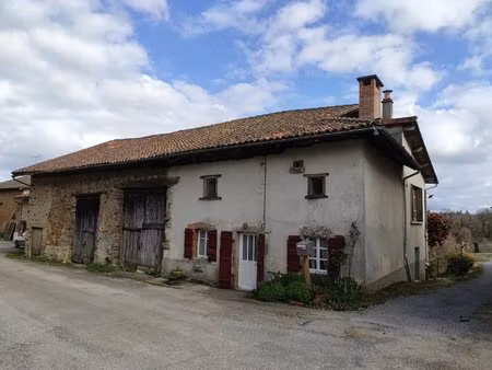 deux cottages en pierre  deux granges et un jardin.