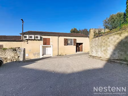 à vendre  bâtiment de plain-pied de 220 m² au coeur du centre-ville historique de condom  