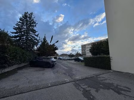 location parking meyzieu 69330