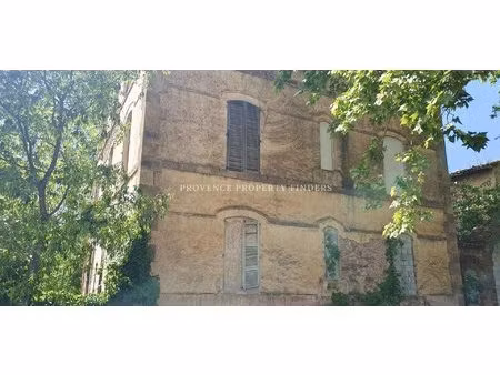 le cannet des maures ancienne château demande des gros travaux.