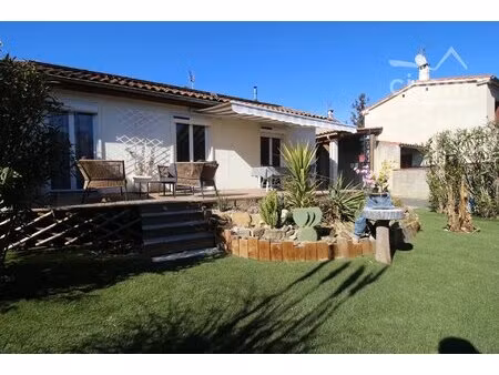 a vendre une maison rénovée de plain pied avec terrasse  jardin et piscine