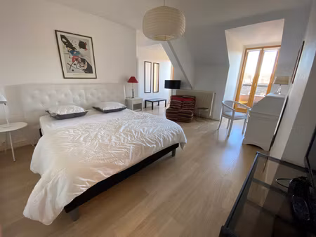 type 1 meuble au pied de la cathedrale