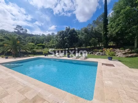 villa f6 sur 1hectare de terrain avec piscine