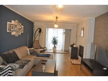 mooi afgewerkte hoekwoning met 4 slaapkamers en uitgerust met zonnepanelen.