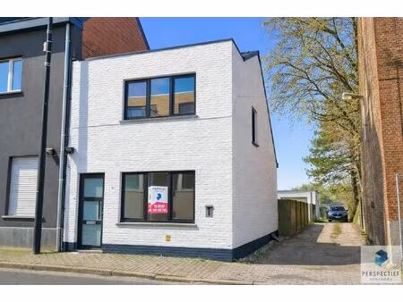 vernieuwde woning met 3 slaapkamers en zongerichte tuin met uitweg en grote garage