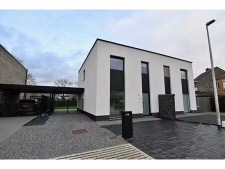 moderne halfopen gezinswoning.