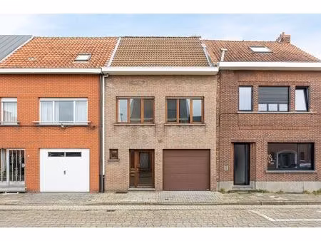 te renoveren gezinswoning met tuin en garage in rustige centrumstraat