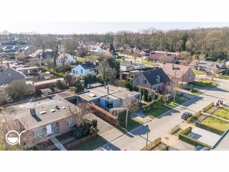 architectenwoning met 3 slaapkamers gelegen in een residentiële wijk in lovendegem.