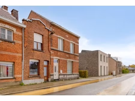 te renoveren woning met ruime tuin.