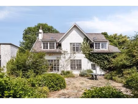 uniek gelegen en zeer ruime doktersvilla met mooie tuin ....