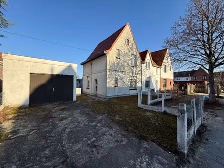 te renoveren woning met oprit en garage in rustig straatje