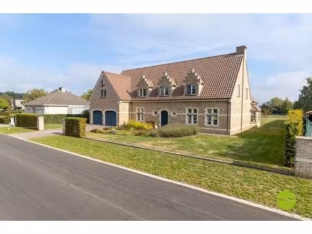 prachtige  landelijke villa op een perceel van 2.579 m2 in hartje heppen